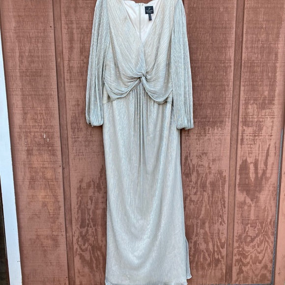 Adrianna Papell Twist Front Metallic Gown Size 22W - Picture 2 of 10